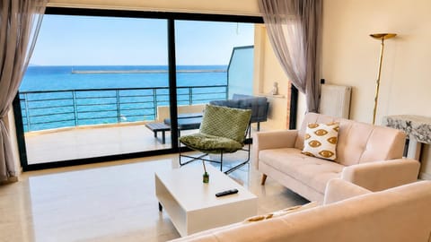 Natural landscape, View (from property/room), Balcony/Terrace, Living room, Seating area, Sea view
