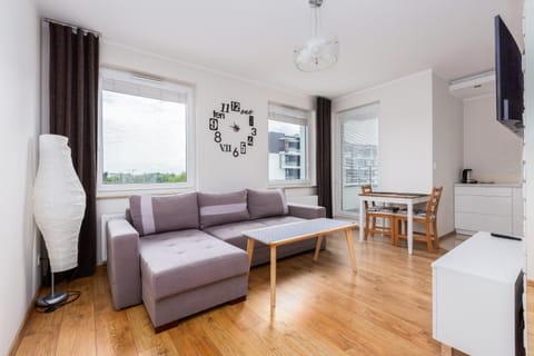 TV and multimedia, Kitchen or kitchenette, Living room, Seating area, Dining area