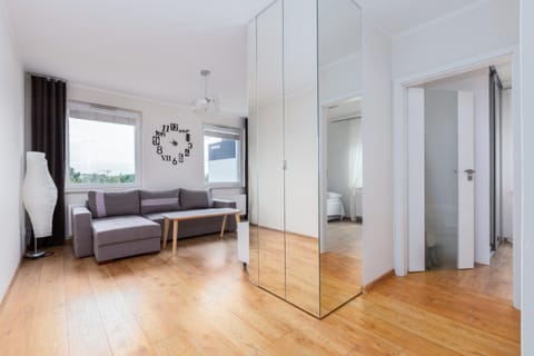 Bed, Living room, Photo of the whole room, Seating area, wardrobe