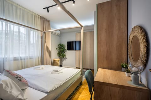 Bed, TV and multimedia, Photo of the whole room, Bedroom, towels, wardrobe, air conditioner
