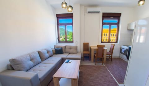 Kitchen or kitchenette, Living room, Seating area, Dining area