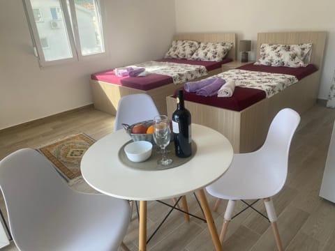 Bed, Dining area, Bedroom