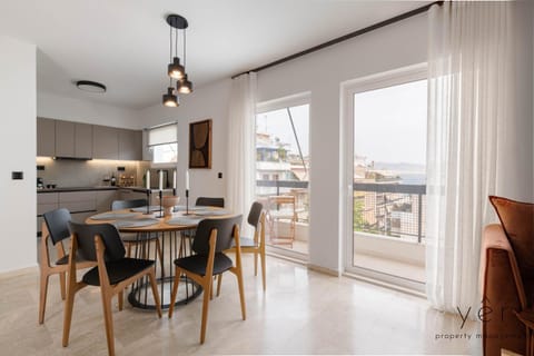 View (from property/room), Balcony/Terrace, Kitchen or kitchenette, Living room, Seating area, Dining area, Sea view, Sea view