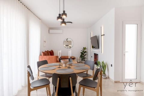 TV and multimedia, Living room, Seating area, Dining area, fireplace, air conditioner