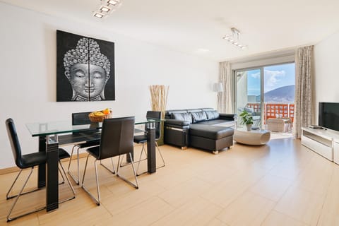 Communal lounge/ TV room, TV and multimedia, Living room, Seating area, Dining area, Evening entertainment