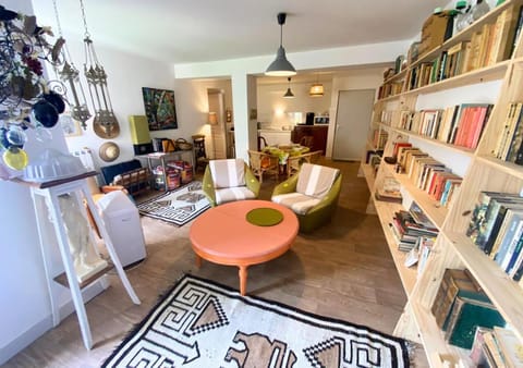 Library, Living room, Seating area