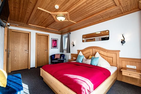 Bed, Photo of the whole room, Seating area, Bedroom