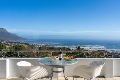 Delightful large villa in Camps Bay with pool - Picasso Villa in Camps Bay