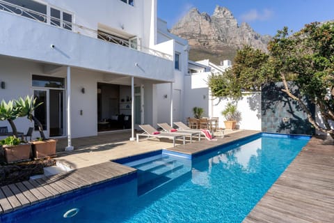 Delightful large villa in Camps Bay with pool - Picasso Villa in Camps Bay