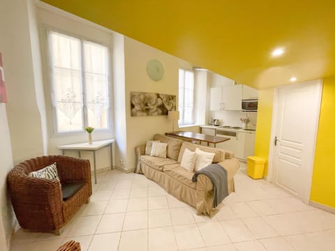 TV and multimedia, Kitchen or kitchenette, Living room, Seating area, Dining area