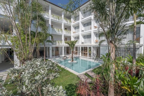 Property building, Spring, Day, Garden, Swimming pool, sunbed