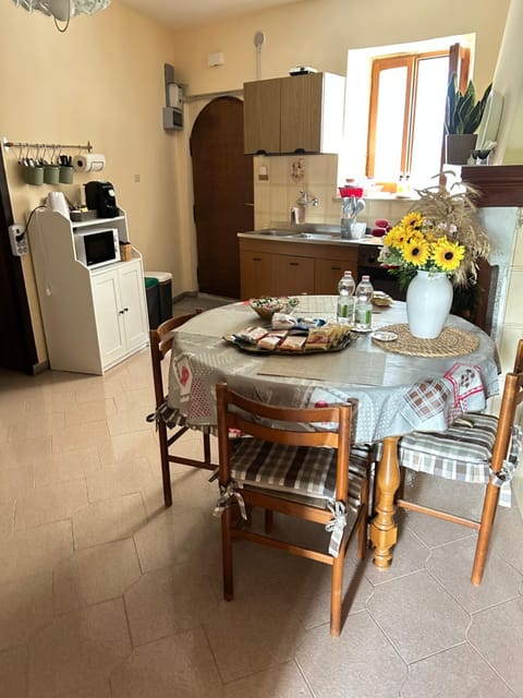 Kitchen or kitchenette, Food and drinks, Dining area, Food, minibar, oven, stove