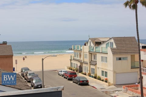 3 Bedrooms Apartment in Balboa Peninsula