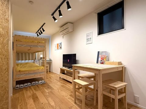Bed, TV and multimedia, Living room, air conditioner