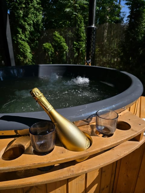 Garden, Hot Tub, Balcony/Terrace, Alcoholic drinks