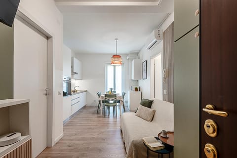 TV and multimedia, Kitchen or kitchenette, Living room, Seating area, Dining area, air conditioner