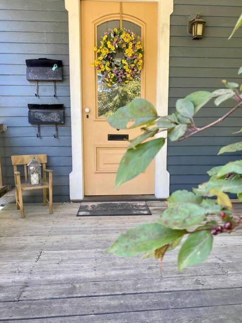 Cozy Main Street Flat Apartment in Ohio