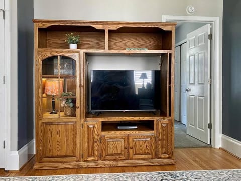 Cozy Main Street Flat Apartment in Ohio