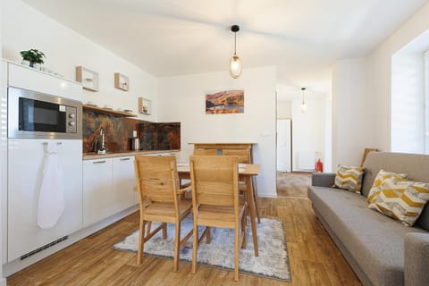 Kitchen or kitchenette, Dining area