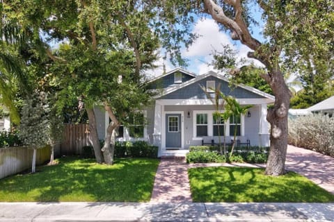 Stunning 4BR 3BA Cottage Pool 5 Min to Beach House in Lake Worth