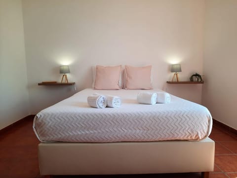 Bed, Bedroom, towels
