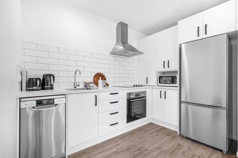 Coffee/tea facilities, Kitchen or kitchenette, dishwasher, oven, stove, toaster