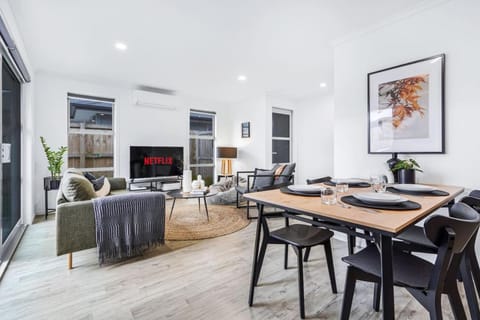 Modern, Central and Classy - By KOSH BNB House in Hamilton