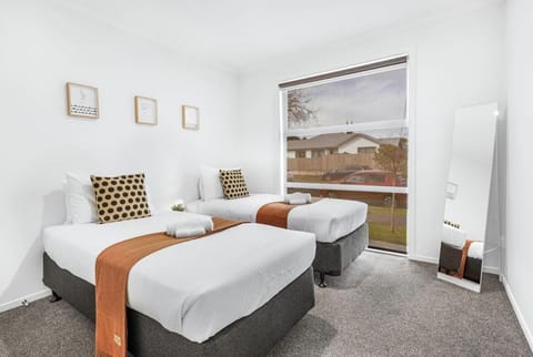 Modern, Central and Classy - By KOSH BNB House in Hamilton