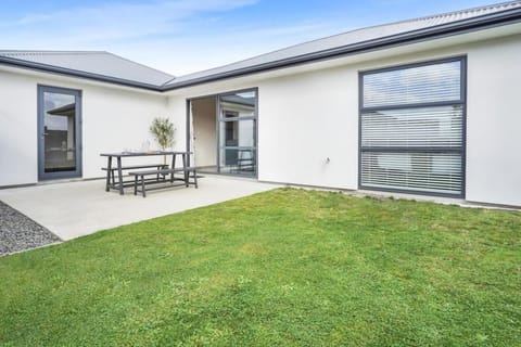 Property building, Patio, Garden, Seating area, Dining area