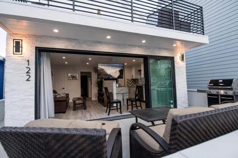 Upper West Newport House in Balboa Peninsula