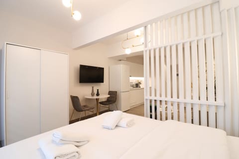 Bed, TV and multimedia, towels, wardrobe