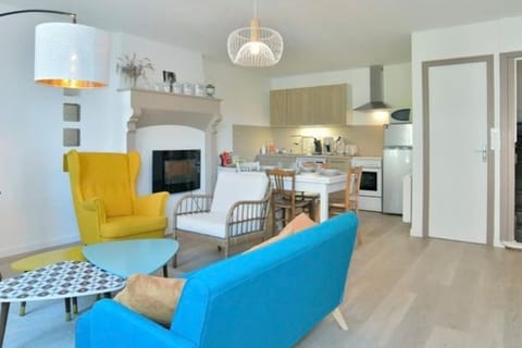 Kitchen or kitchenette, Living room, Seating area, Dining area, oven