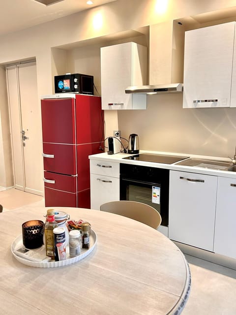 Coffee/tea facilities, Kitchen or kitchenette, Dining area, dishwasher, oven, stove
