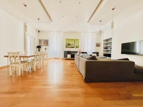 Communal lounge/ TV room, TV and multimedia, Living room, Seating area, Dining area, Evening entertainment
