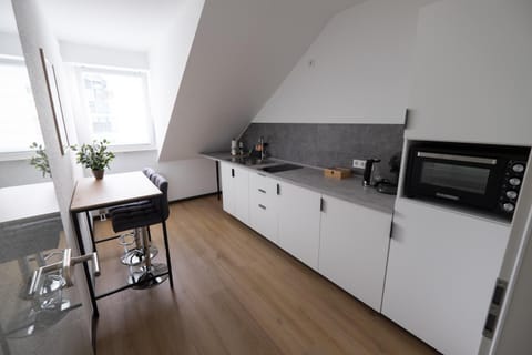 Coffee/tea facilities, Kitchen or kitchenette, oven, stove