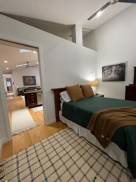 Bed, Kitchen or kitchenette, Bedroom