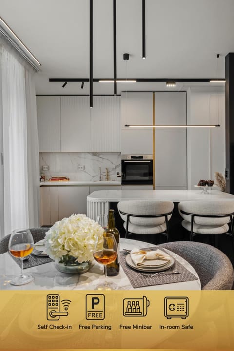 Kitchen or kitchenette, Food and drinks, Dining area