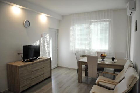Communal lounge/ TV room, TV and multimedia, Living room, Dining area