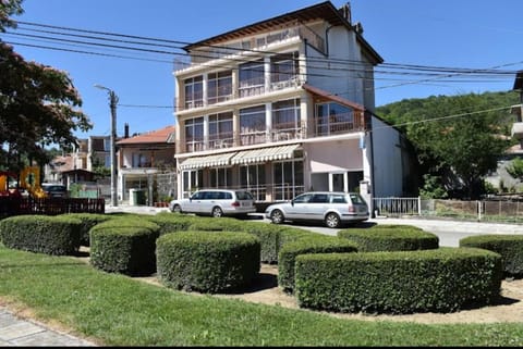 Property building, Neighbourhood, Street view, Location, Parking