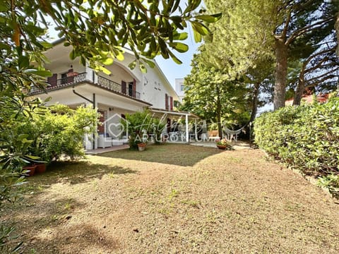 Property building, Day, Natural landscape, Garden, Garden view