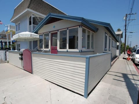 Lower West Newport House in Balboa Peninsula