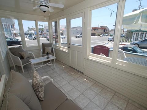 Lower West Newport House in Balboa Peninsula