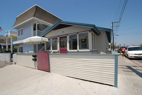 Lower West Newport House in Balboa Peninsula