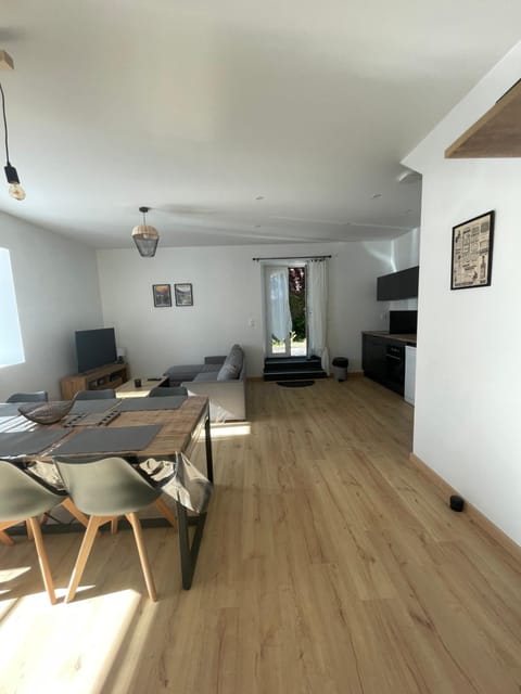 TV and multimedia, Kitchen or kitchenette, Living room, Seating area, Dining area