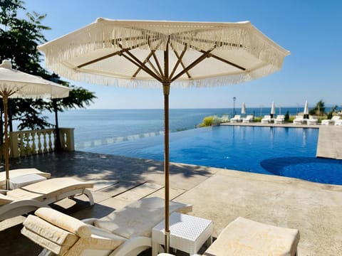 Patio, Day, Natural landscape, View (from property/room), Balcony/Terrace, Lake view, Pool view, Sea view, Swimming pool, Swimming pool, sunbed