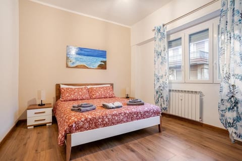 Bed, Bedroom, internet, towels