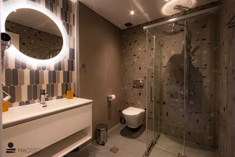 Shower, Toilet, Bathroom, towels