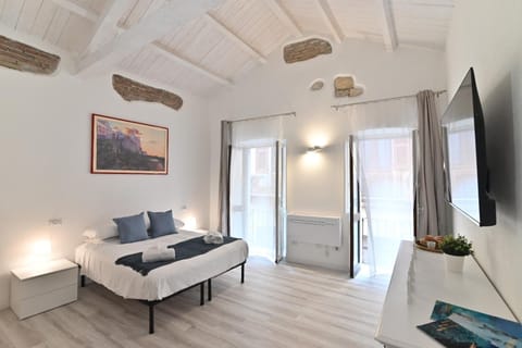 Bed, TV and multimedia, Photo of the whole room