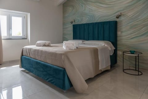 Shower, Toilet, Bed, Hot Tub, Photo of the whole room, Bedroom, City view, bidet, heating, safe, towels, wardrobe, air conditioner