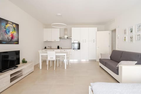 TV and multimedia, Kitchen or kitchenette, Living room, Seating area, Dining area, oven, stove